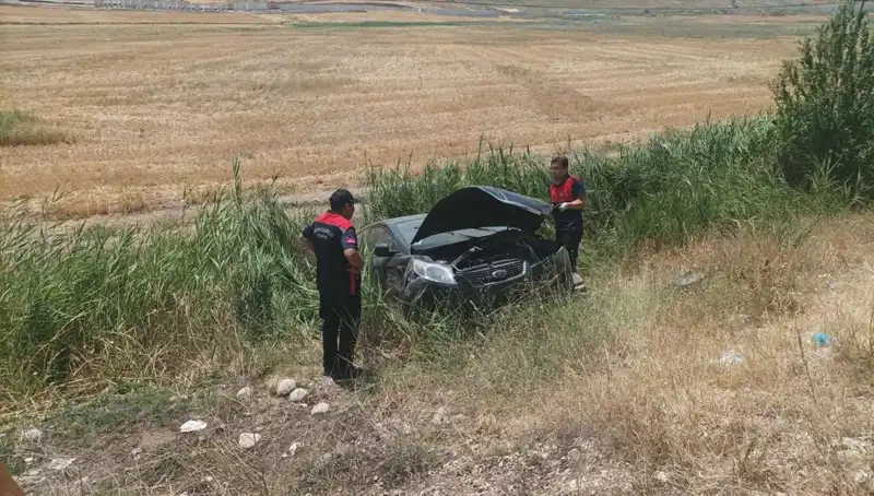 Otomobil Şarampole Uçtu: İki Yaralı, Kaza Anını Görevliler Anlattı