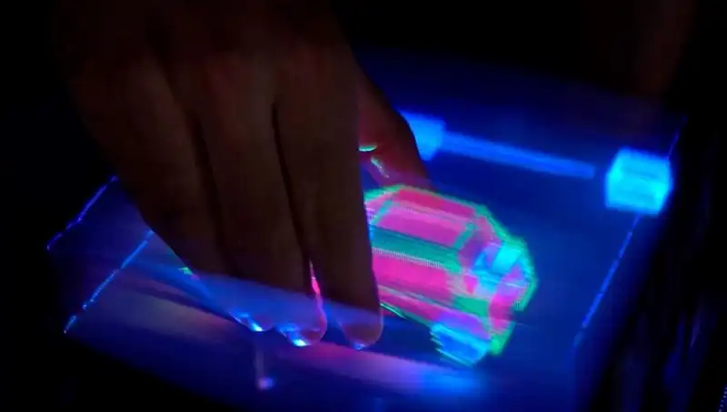 Dünyanın İlk Etkileşimli 3D Hologramı: Gelecekte Bizi Neler Bekliyor?
