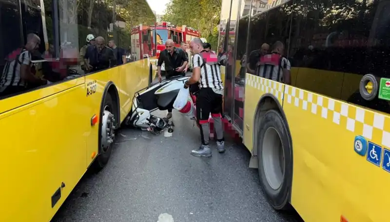 Motosiklet İETT Otobüslerinin Arasında Sıkışarak Kaza Yaptı