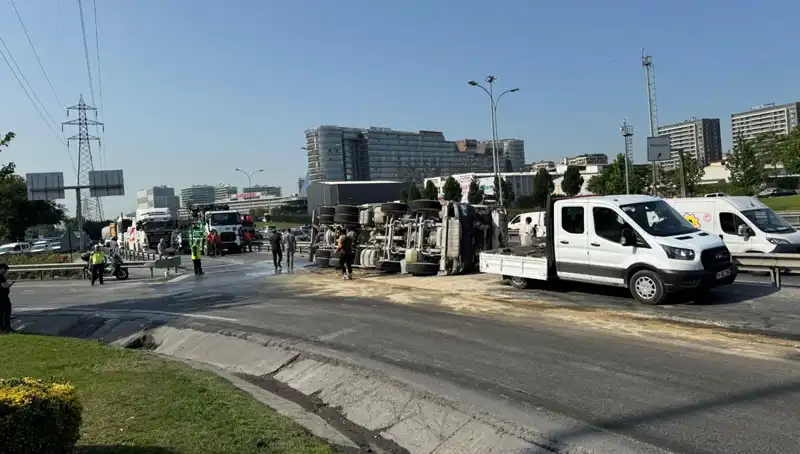 D-100 Yan Yolda Beton Mikseri Devrildi: Kaza Sonrası Trafik Kaosu