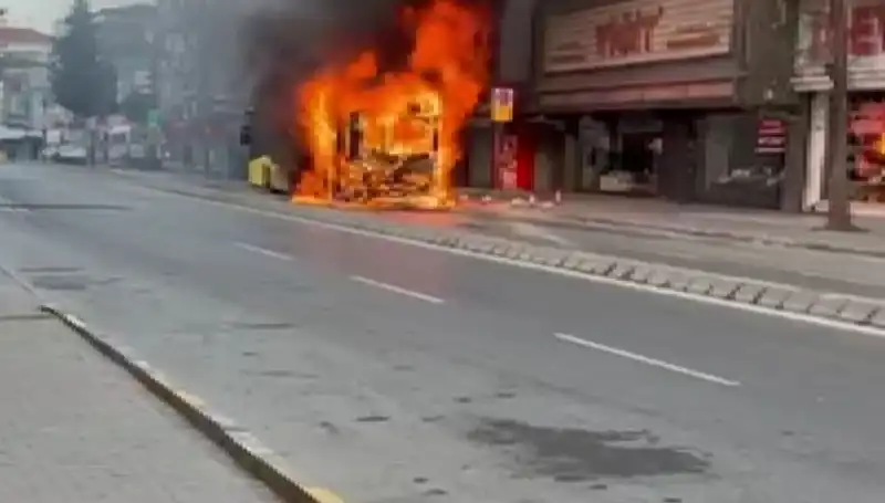 Ümraniye'de Korku Dolu Anlar: Alevlerin Korkutucu Patırtısı