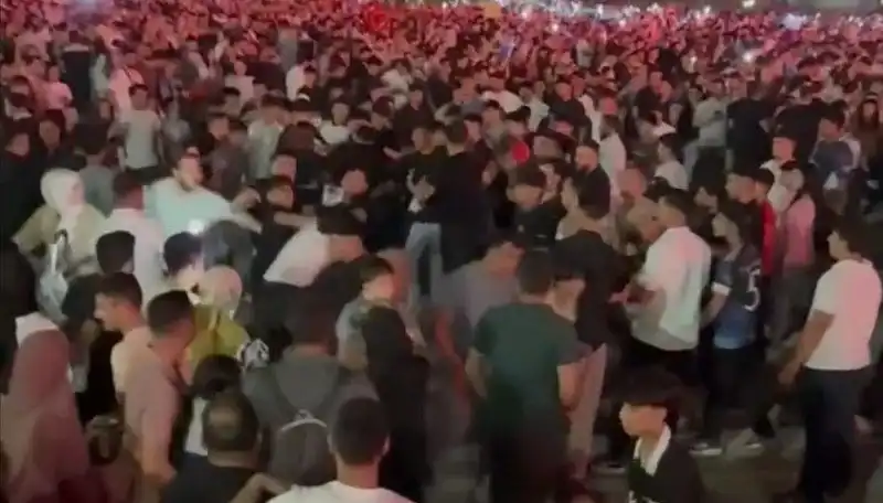 Konserde Korkutan Olay: Bıçaklı Kavga Üç Genç Yaraladı