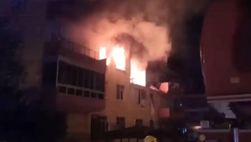 Konya'da Dört Katlı Binada Doğalgaz Patlaması: 12 Yaralı, Acil Durum Yönetimi Devreye Girdi