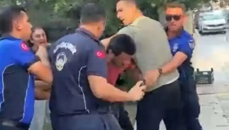 Sokak Satıcısına Zabıta Şiddeti: Kamuoyunda Tepkiler Büyüyor