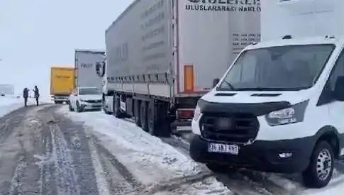 Kars-Ardahan Karayolu'nda Şiddetli Kar Yağışı: TIR'lar Yolda Mahsur Kaldı
