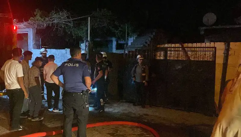 Ailenin Evini Yakan Genç, Linç Tehlikesinden Polisi Sayesinde Kurtuldu