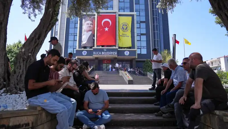 Ücretlerini Alamayan İşçiler, Adalet İçin Sokaklarda Oturma Eylemi Gerçekleştirdi