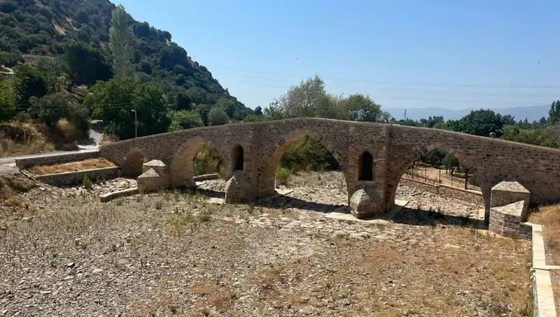 Tarihi Yunan Köprüsü Uyuşturucu Bağımlılarının Merkezi Haline Geldi