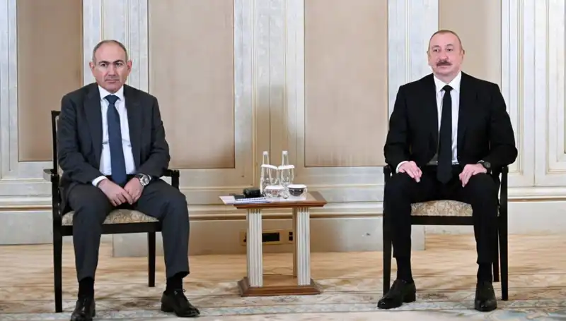 Aliyev ve Paşinyan, Abu Dabi'de Barış Görüşmeleri İçin Tarihi Buluşma Gerçekleştirdi