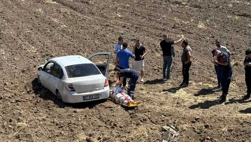 Osmaniye'de Otomobil Kontrolden Çıktı, Tarlaya Uçtu: Üç Kişi Yaralandı