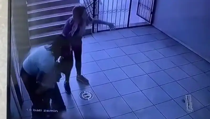 Okulda Panik Anlarını Dindiren Öğretmen, Heimlich Manevrasıyla Hayatı Kurtardı