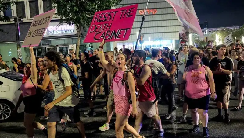 Tel Aviv’de On Binler Netanyahu’ya Karşı Sokaklarda: Protesto Dalga Dalga Yayılıyor