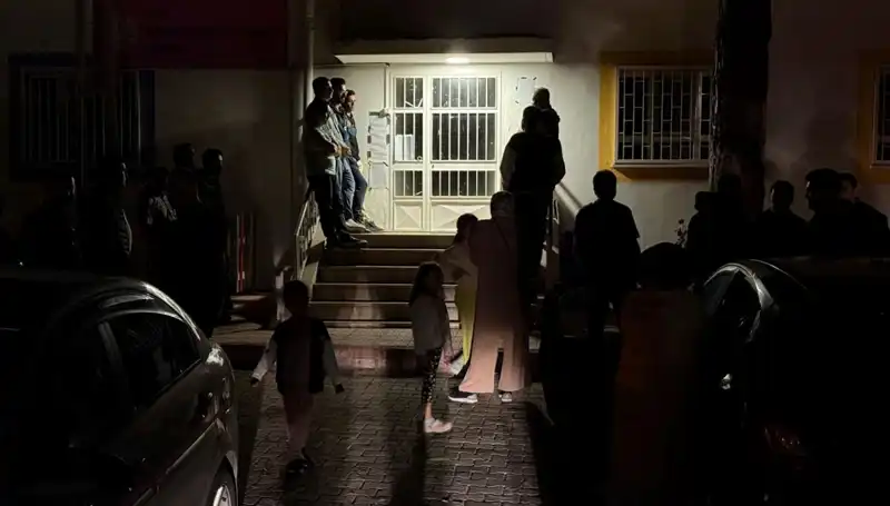 Anaokulu Kaydı İçin Gece Kuyruğuna Giren Veliler Dikkat Çekti