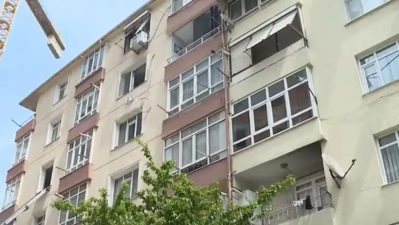 İstanbul'da Kolon Patlaması: 96 Dairelik Site Acil Tahliye Edildi