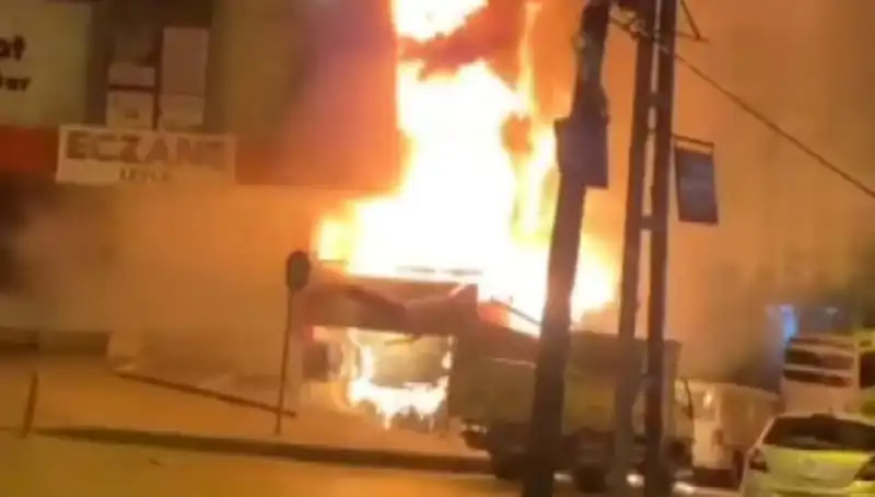Başakşehir'deki İş Merkezinde Yangın Paniği: Olayın Detayları Ortaya Çıktı