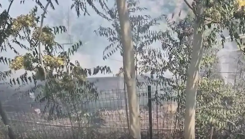 Sultangazi'de Korkunç Yangın: Otluk Alan Alev Alev Yandı, Gecekondu Tehlikede!