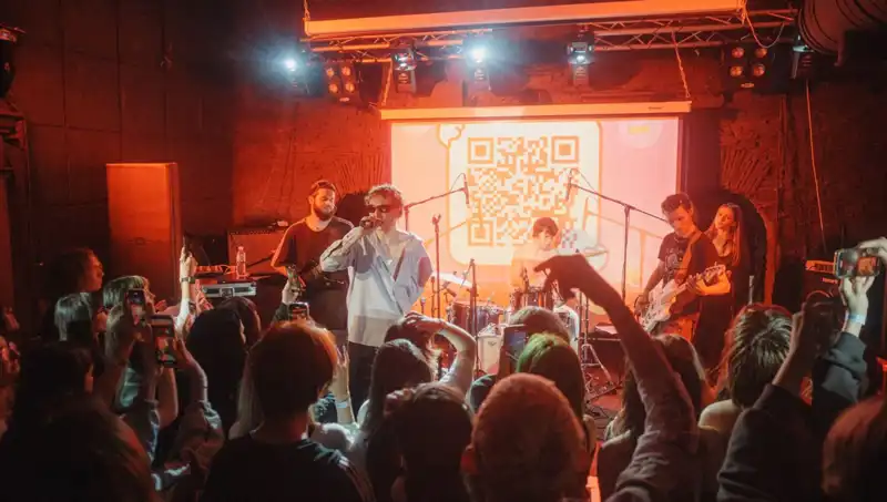 Şehirdeki Savaş Ortamında Hayat Devam Ediyor: Konser ve Saldırı Bir Arada