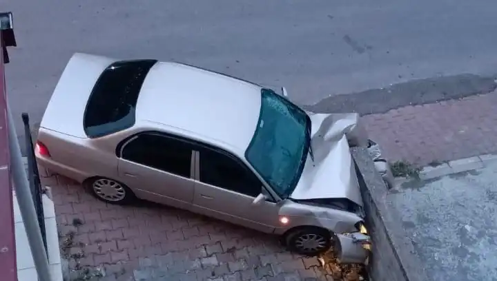 Kontrolünü Kaybeden Araç Duvara Çarptı: Kaza Detayları ve Son Dakika Gelişmeleri