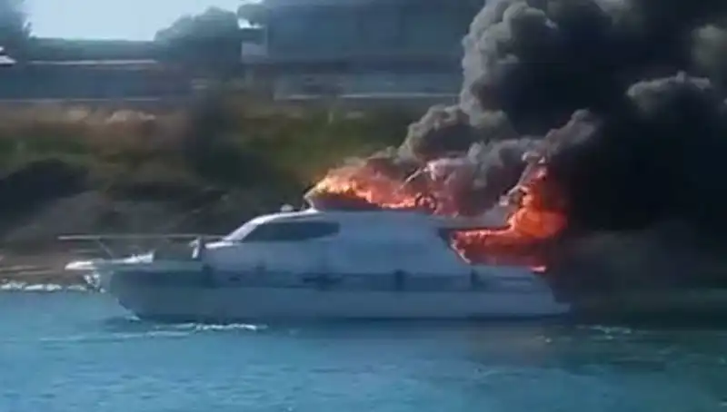 Çeşme Marinası'nda Korkutan Yangın: Motoryat Alev Alev Yandı