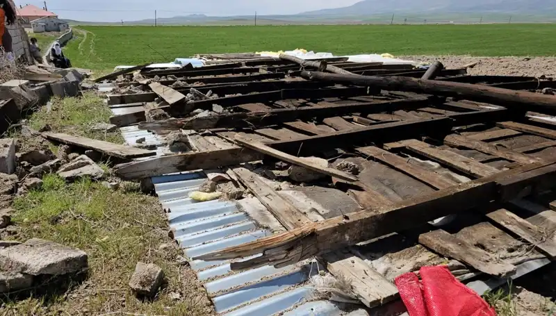Bitlis'te Şiddetli Fırtına Yaşamı Olumsuz Etkiledi, Çatılar Uçtu!