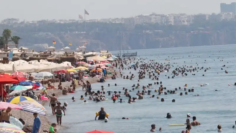 Antalya'da Denizin Sıcaklığı Rekor Kırarak Tatilcileri Büyülüyor