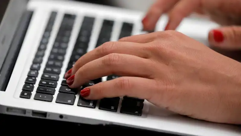 Laptop Mikrofonları Kapalıyken Dinlenebiliyor: Güvenlik Tehdidi Nedir?
