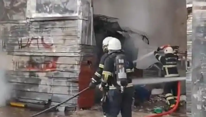Şanlıurfa'da Tehlikeli Hurda Deposu Yangını, Mahalleyi Korkuttu