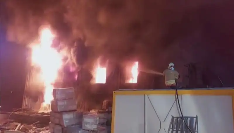 Hatay’da Yangın Korkutucu Bir İşçi Konteynerini Alevlere Teslim Etti