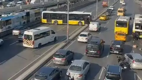 Trafiği Felç Etti: İETT Otobüsü İki Araca Çarptı, Yaralılar Var!