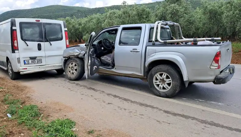 Bursa'da Minibüs ve Kamyonet Çarpıştı: Kaza Detayları ve Yaralılar