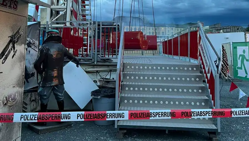 Dönen Salıncak Reklam Direklerine Çarptı, Büyük Bir Facianın Eşiğinden Dönüldü