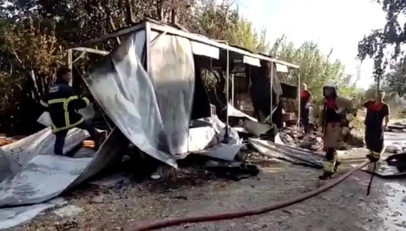 Hatay'da Konteyner Yangını: Yangınla Uğraşan Ekipler Zorlu Görevle Baş Başa