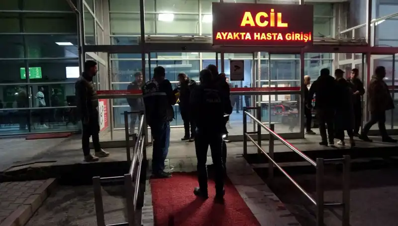 Hastane Acil Servisinde Kanlı Kavga: 3 Kişi Yaralandı!