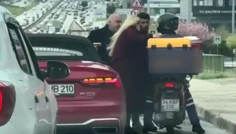 D-100'de Korkutucu Olay: Motokurye ve Sürücü Arasında Silahlı Gerilim
