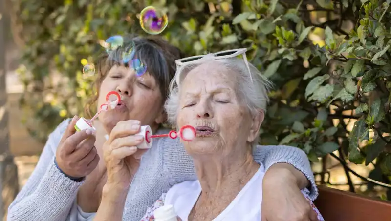 100 Yaşına Gelmiş İki Kadından Uzun Yaşamanın Sırrı: Diyet ve Egzersizi Bırakın!