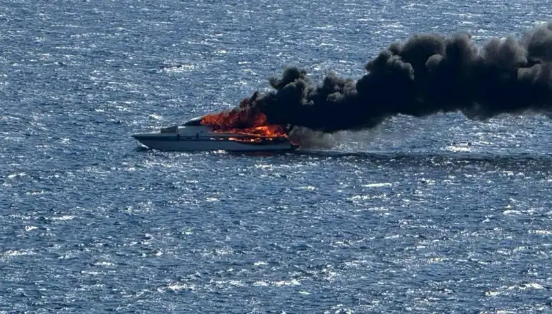 İzmir'de Motoryat Yangını: Kullanılamaz Hale Gelen Lüks Tekne!