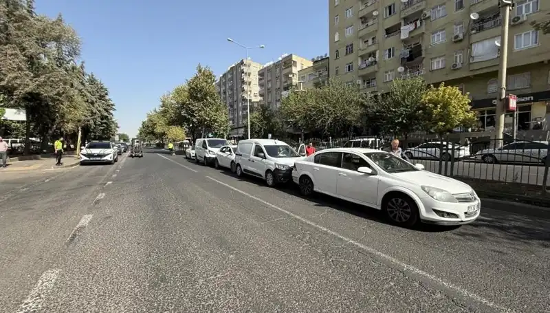 Diyarbakır'da 5 Araç Birbirine Girdi: Kaza Anının Detayları Ortaya Çıktı
