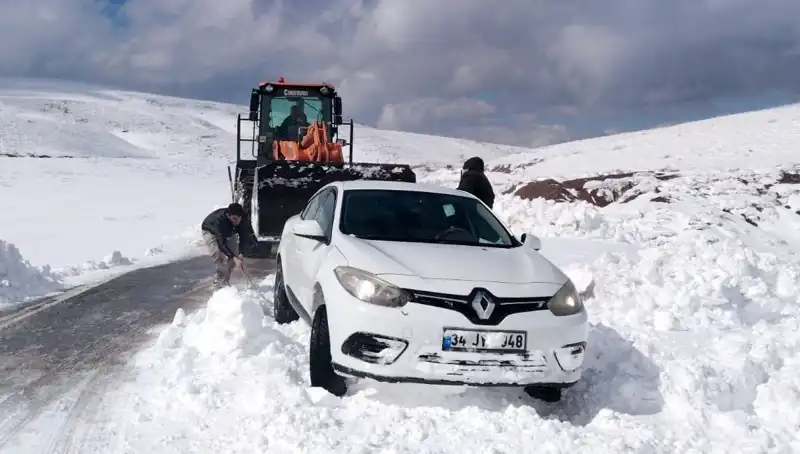 Muş'ta Kar Sebebiyle Mahsur Kalan 60 Kişi Dramı