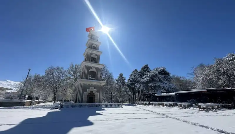Erzincan'da Nisan Sürprizi: Karla Uyanan Doğa Görsel Şölen Sunuyor