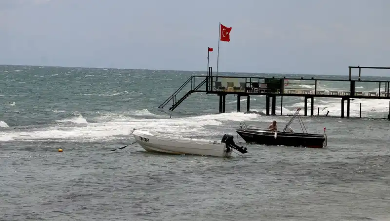 Poyraz Rüzgarının Zorlu Etkileri: Denize Girmek Yasaklandı!