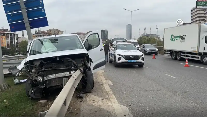 Otoyolda Feci Kaza! Araç Bariyere Ok Gibi Saplandı
