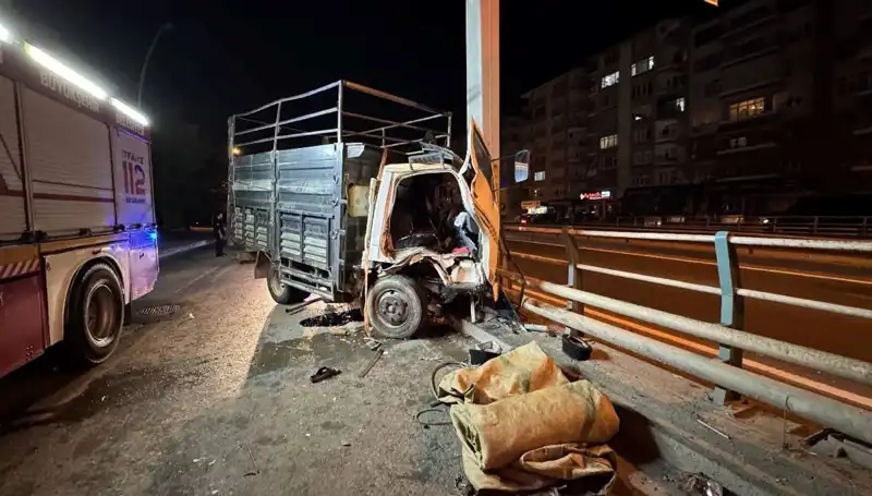 Kamyonet Yön Tabelasına Çarpınca Sürücü Yaralandı: Kaza Anı ve Sonrası