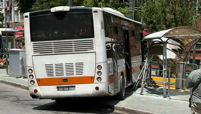 Belediye Otobüsü Tramvay Durağına Daldı: Şok Eden Kaza Detayları
