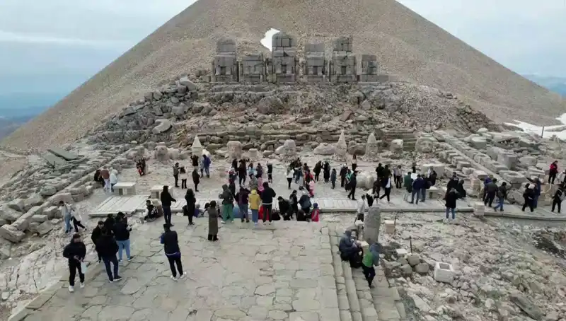 Bayram Tatilinde Nemrut Dağı Tam Bir Gösteri Alanına Dönüştü!