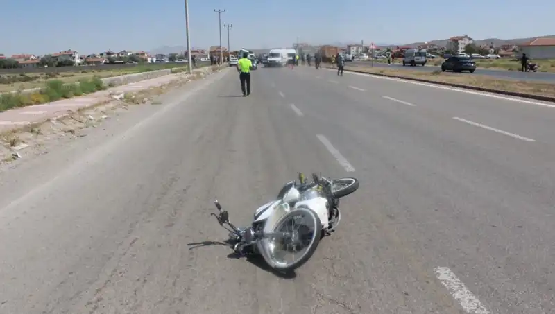 Polisten Kaçmaya Çalışan Sürücü, Dur İhtarına Uymayıp Polise Çarptı!