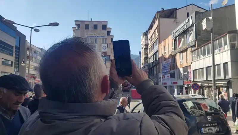 Çatıya Çıkan Kişiyi İzlemek İçin Yarışan Kalabalık!