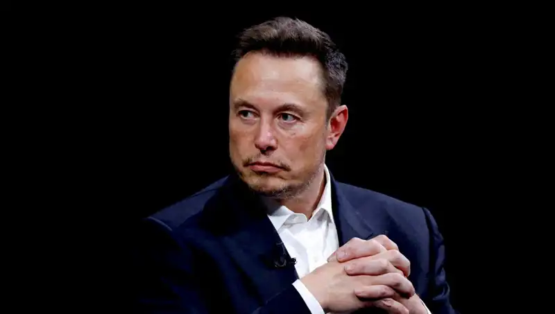 Musk, Robotların Cerrahları Geçeceği Tarihi Açıklıyor