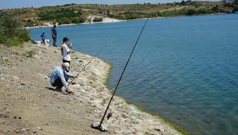 Kafeslerde Patlayan Balıklar, Barajı Dolduran Kalabalığı Şaşırttı!