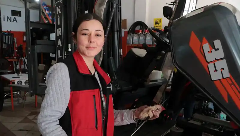 Sanayinin Güçlü Kadını: Melike Hanım Forklift Servisinde Çıraklık Yapıyor