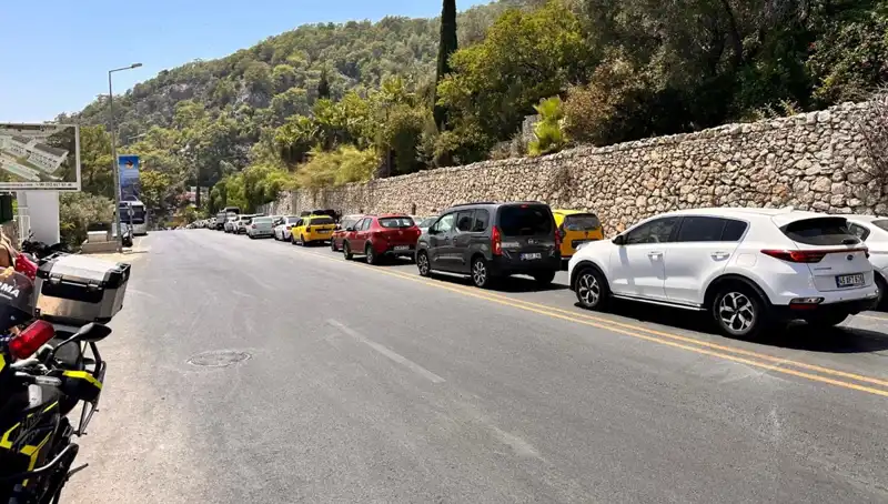 Fethiye-Ölüdeniz Yolunda Tatilci Yoğunluğu: Uzun Kuyruklar Tatil Heyecanını Artırıyor